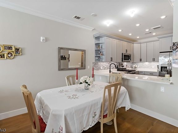 5th image of 302 Fischer Ct #302