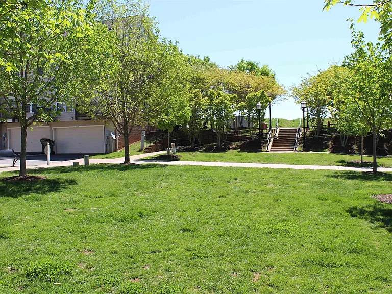 2138 Lockwood Dr — Photo 29