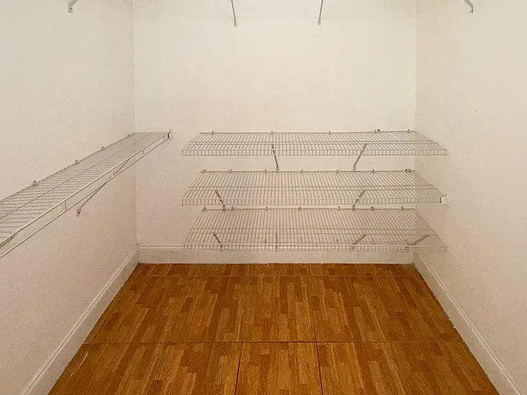 Main Bedroom Walk-In Closet / Closet Amplio del Dormitorio Principal