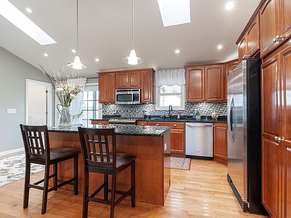 4th image of 105 White Oak Dr
