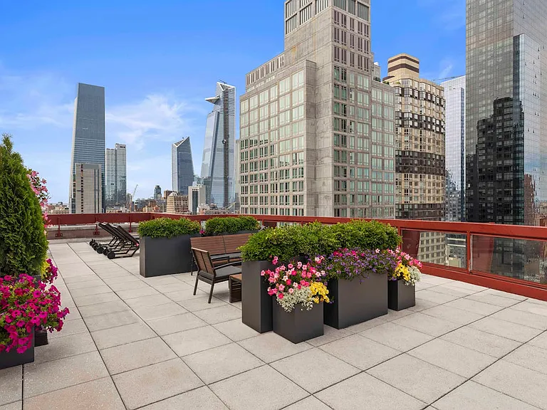 360 W 43rd St #S18F — Photo 8