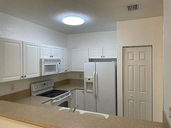 3rd image of 208 SE 29th Ave Unit 2