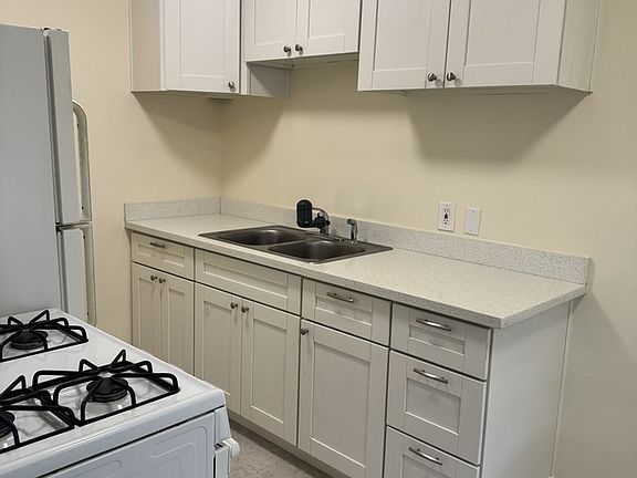 3rd image of 1565 Main St APT 2