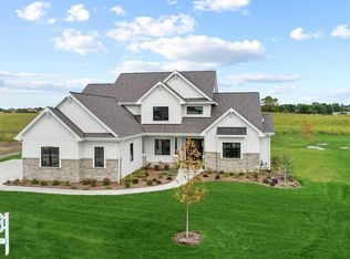 243 Four Winds Ct, Hartland, WI 53029