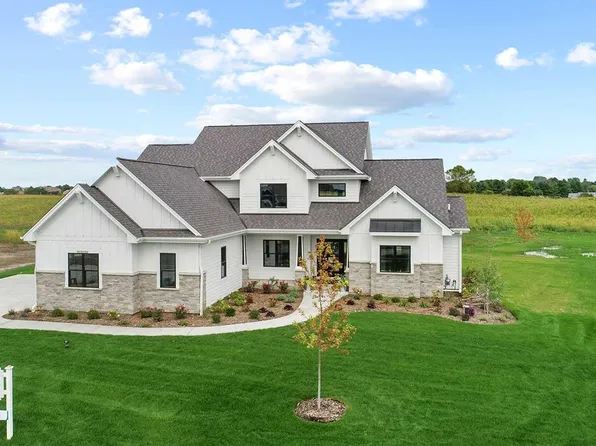 243 Four Winds Ct, Hartland, WI 53029