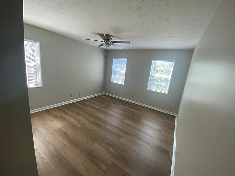 102 Sterling Ct — Photo 7