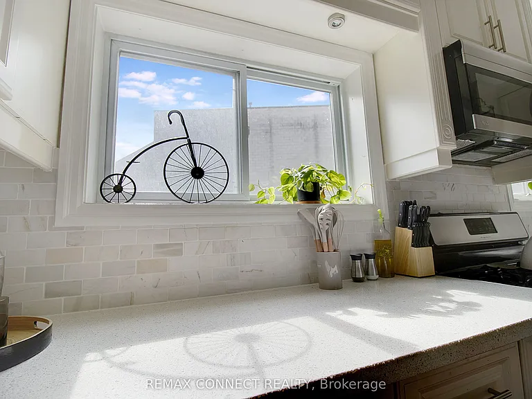 565 Shuter St — Photo 14