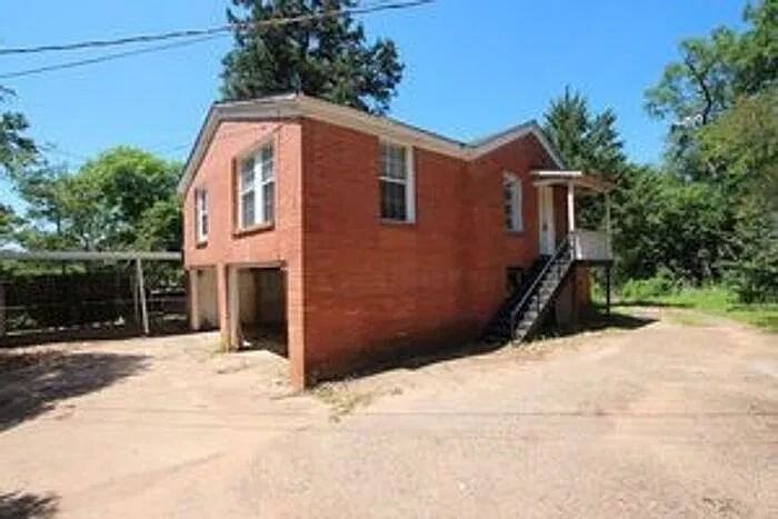 1420 W Houston St