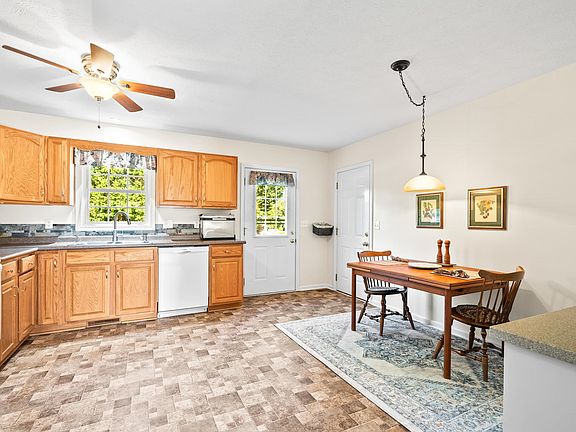 3rd image of 23 Briarwood Cir