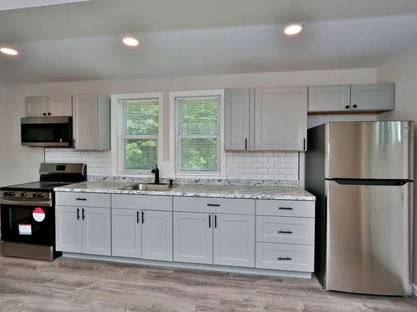 12 Apple Trl, Oak Ridge, NJ 07438
