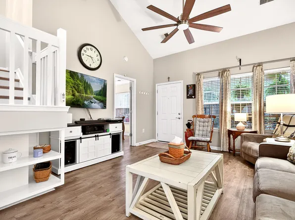 300 Yellow Hawthorn Cir, Summerville, SC 29483