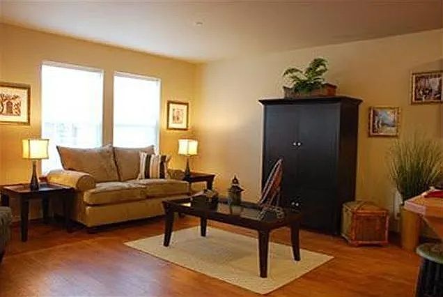 Living room off kitchen/dining room