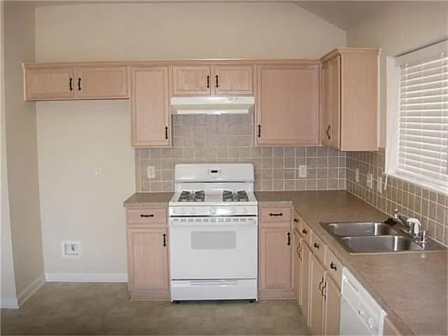 3 bed, 2.0 bath, 1766 sqft, $1,850 — Photo 4