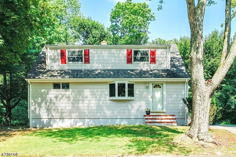 1st image of 15 Kaufman Dr