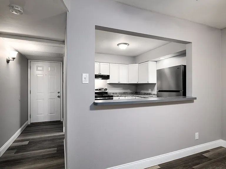 Versailles Apartments — Photo 13
