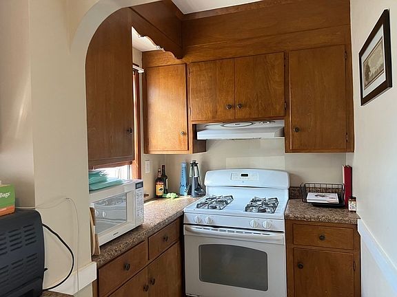 2nd image of 133 Warren St Floor 1
