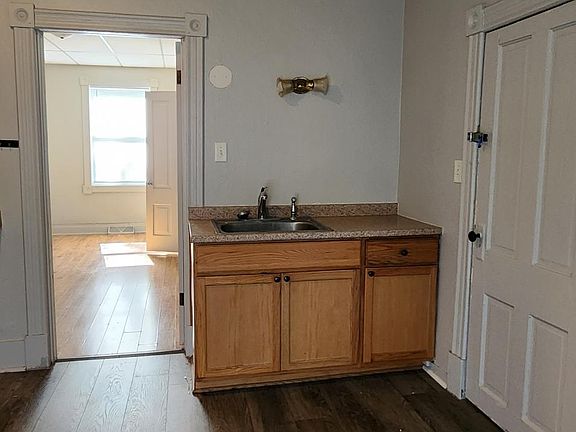 4th image of 147 10th Ave N #1