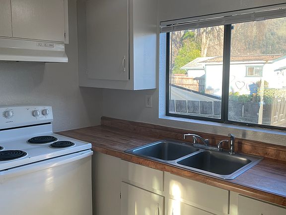 5th image of 3486 Lakeshore Blvd APT C