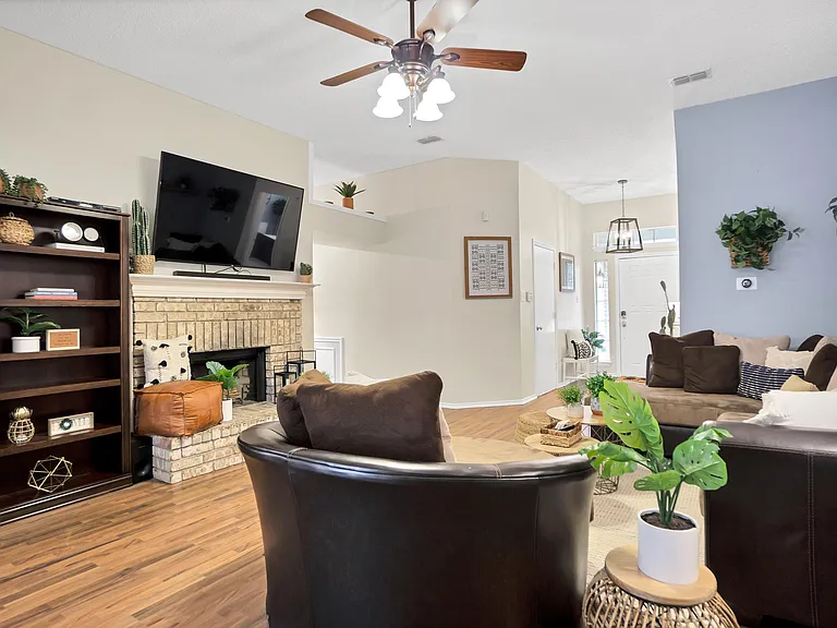 232 Brittany Dr — Photo 6