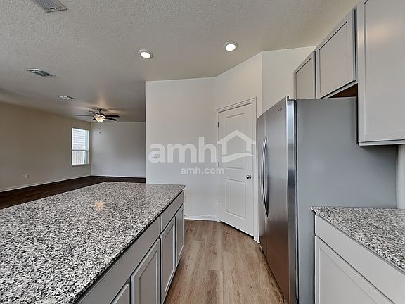 3rd image of 2718 Meadowood Hts