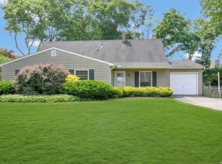 6 Rita Dr, Mount Sinai, NY 11766