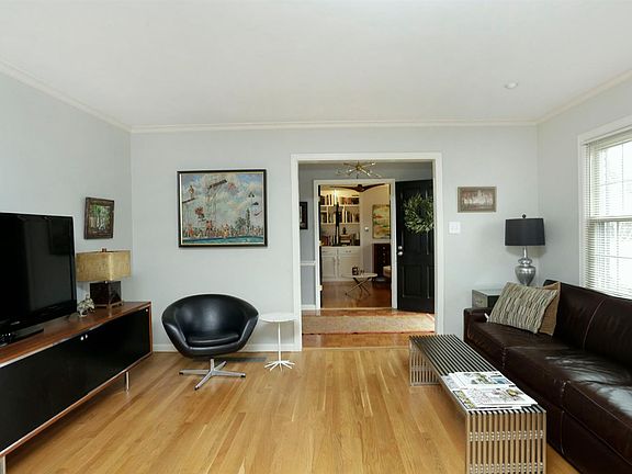 5th image of 328 Crillon Dr