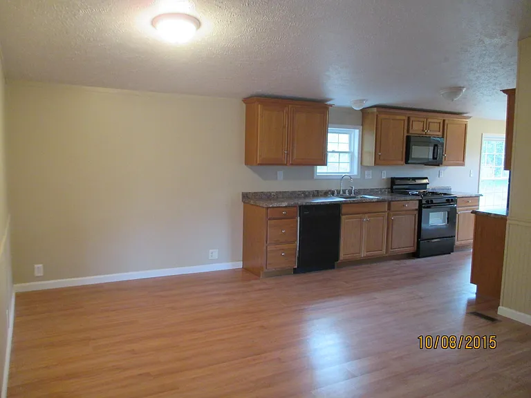 352 Poplar Dr — Photo 2
