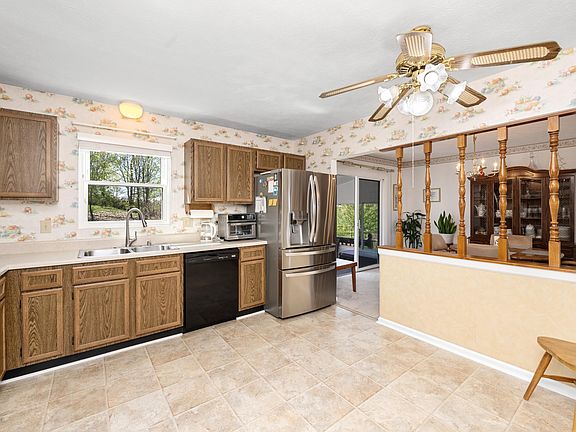 2nd image of 19 Fieldstone Ct