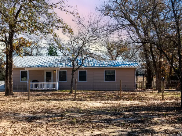 708 Turkey Hollow Rd, Luling, TX 78648