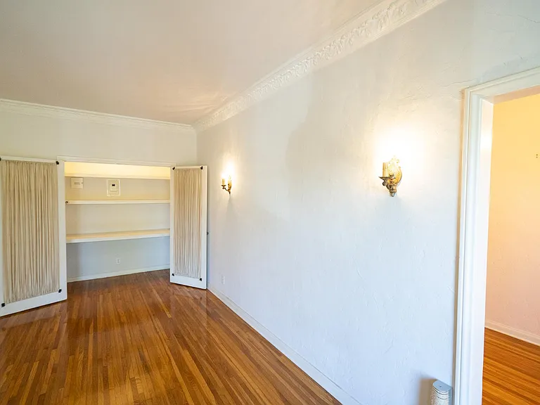 431 N Sycamore Ave #202 — Photo 5