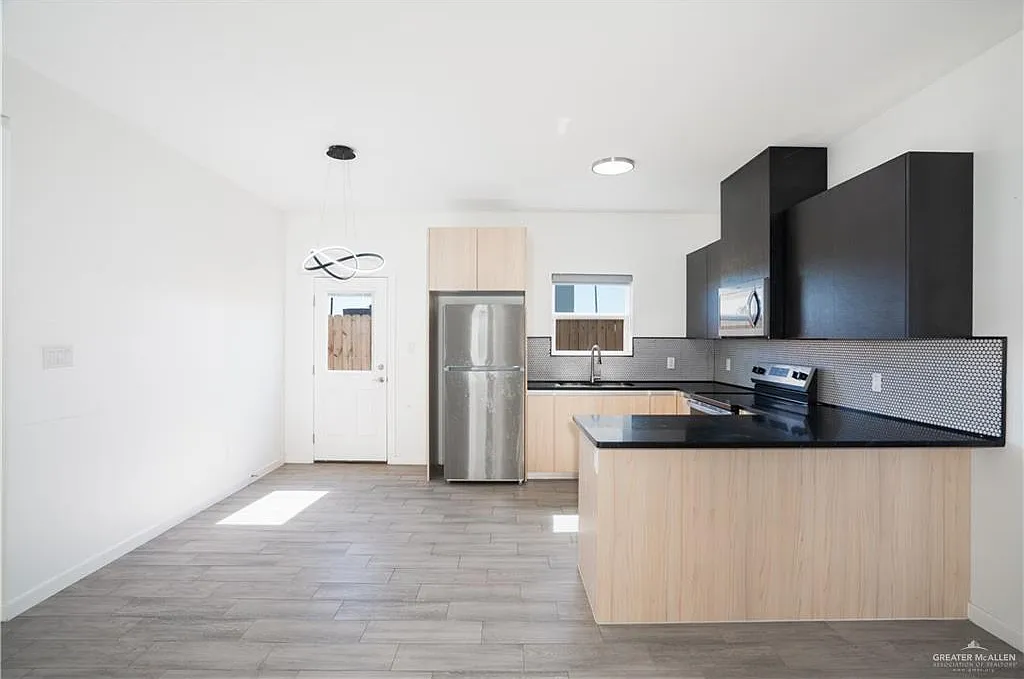 3 bed, 2.0 bath, 1150 sqft, $1,300 — Photo 3