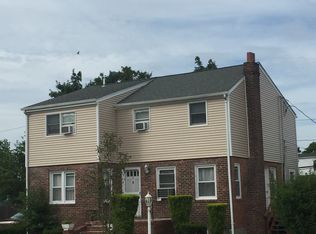 2 Venetian Blvd, Lindenhurst, NY 11757