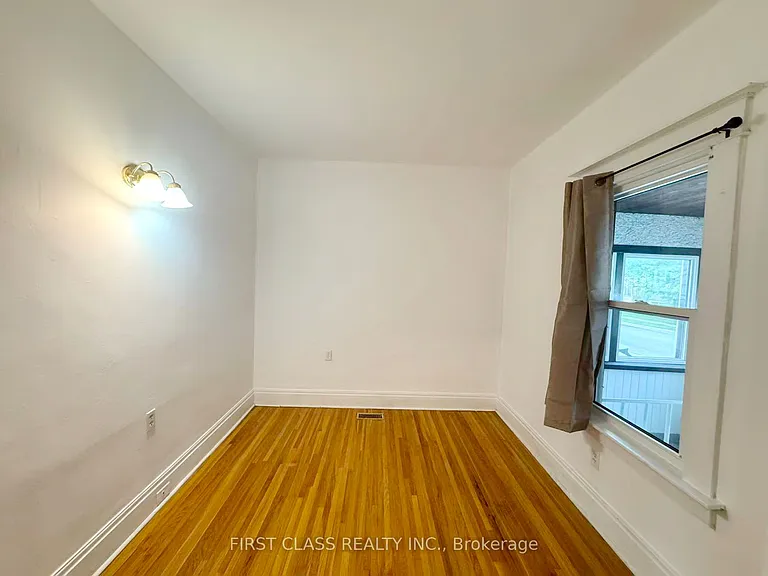 9 Grantham Ave S — Photo 22