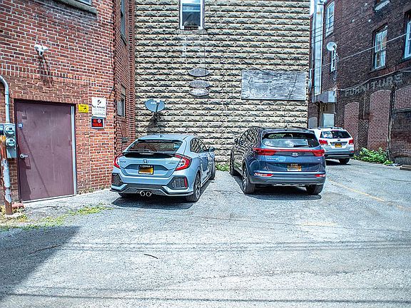 REAR BUILDING  PRIVATE PARK