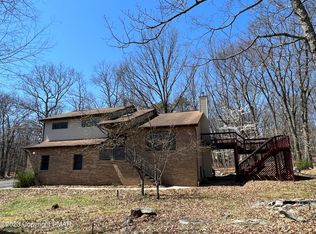 1042 Bear Dr, Bushkill, PA 18324