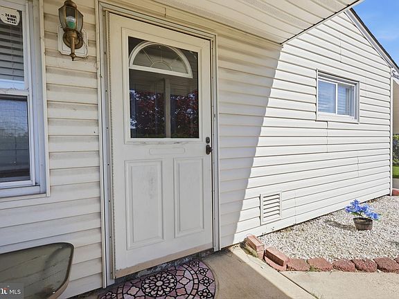 5th image of 14 Dewberry Ln