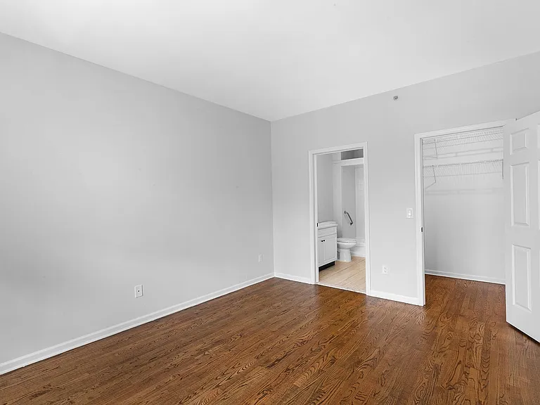 Columbia Court — Photo 21