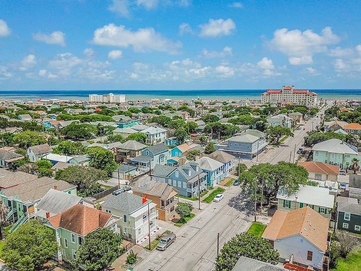 Walking distance to the beach!!