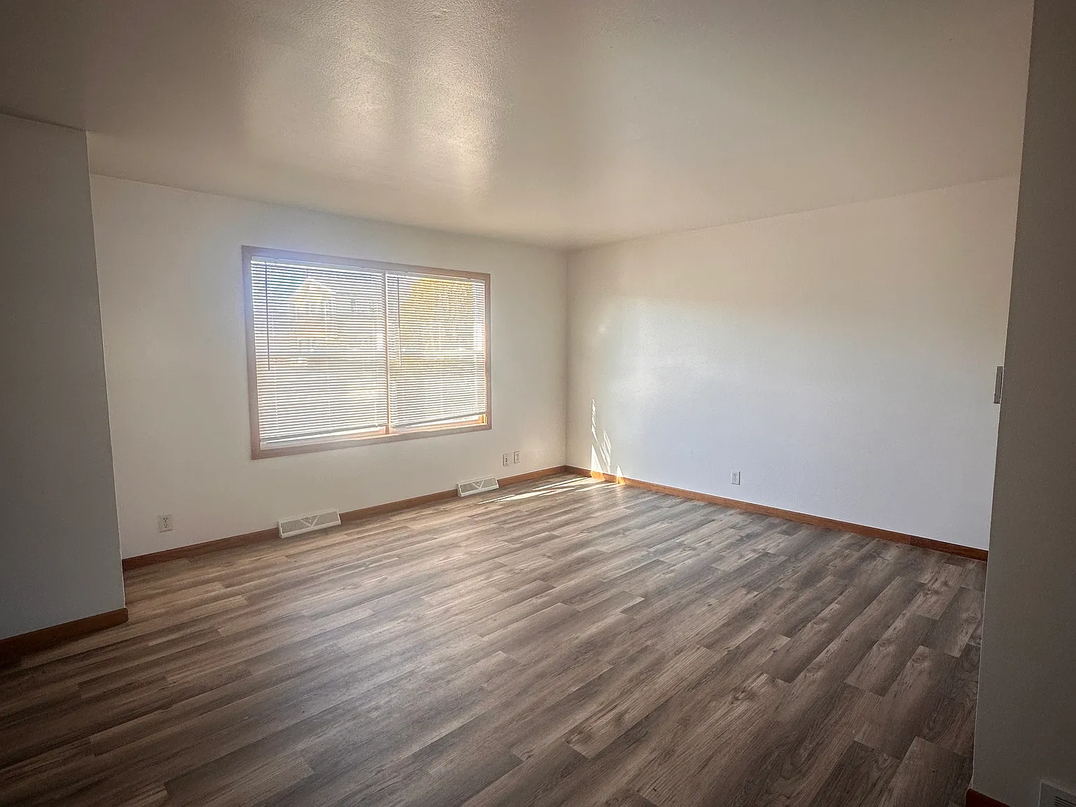 3 bed, 1.5 bath, 1200 sqft, $1,550 — Photo 2
