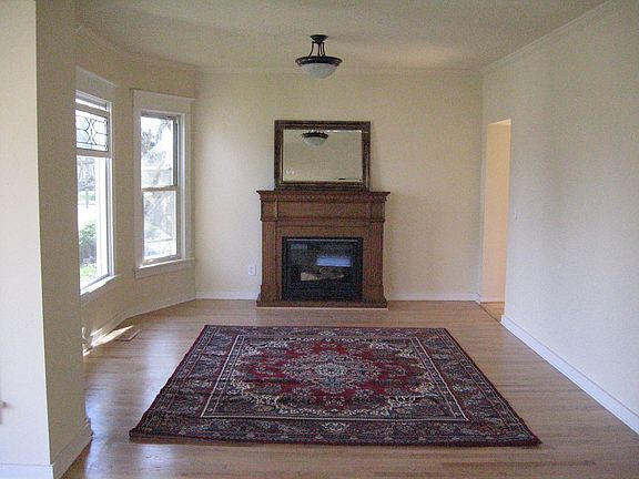 Gas fireplace!
