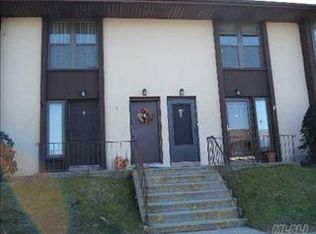 12 Palm Ct, Selden, NY 11784