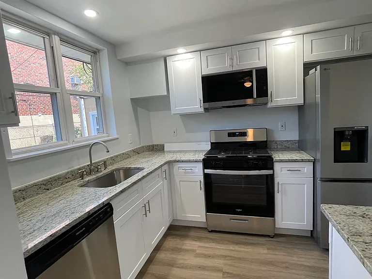1021 W Oxford St — Photo 6