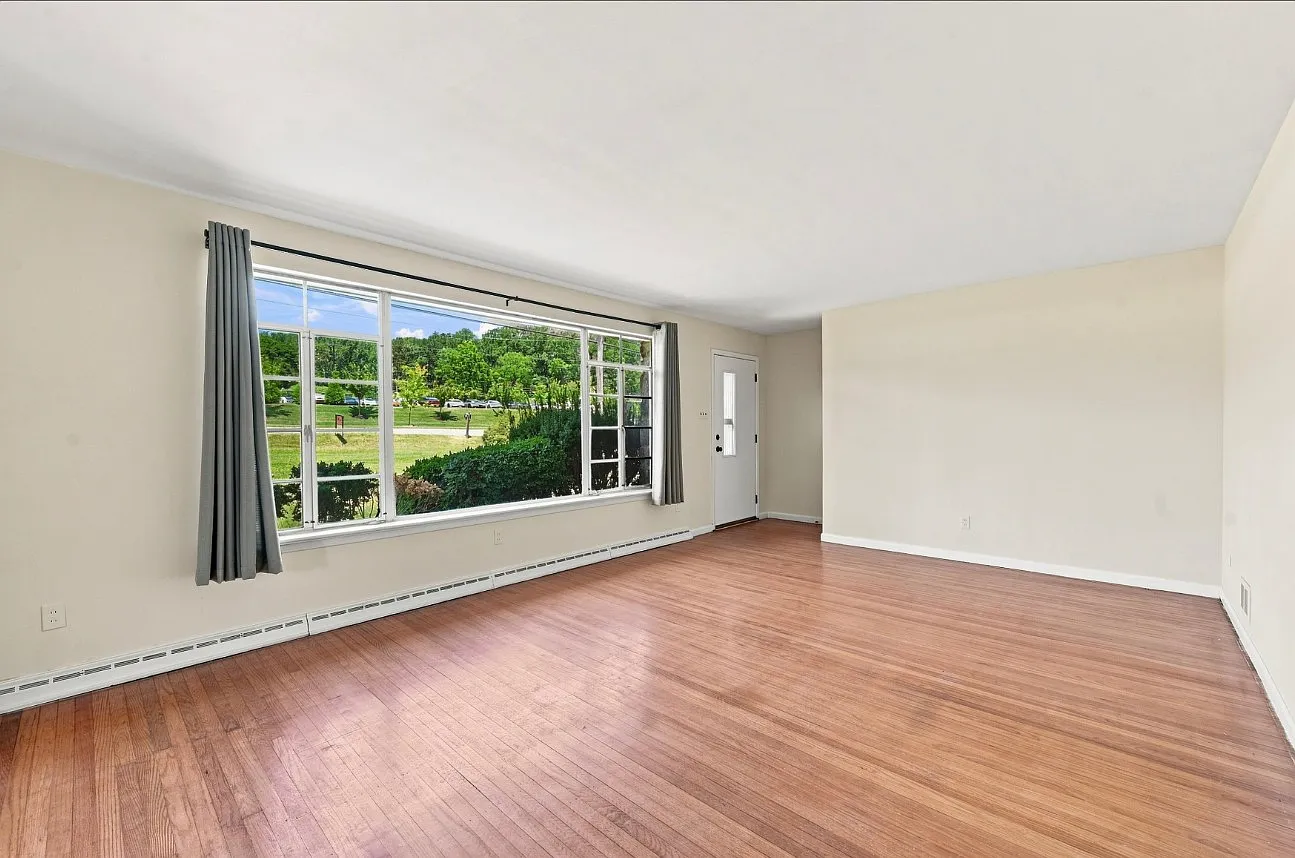 5 bed, 2.5 bath, 1600 sqft, $3,500 — Photo 2
