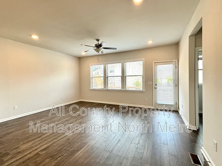 3518 Hidden Valley Cir — Photo 2
