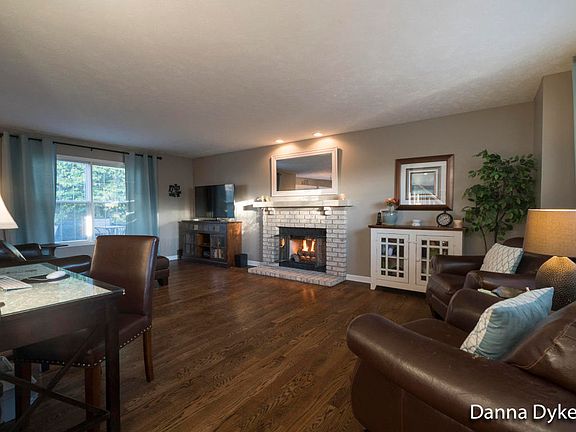 3rd image of 8287 Vista Royale Ln NE