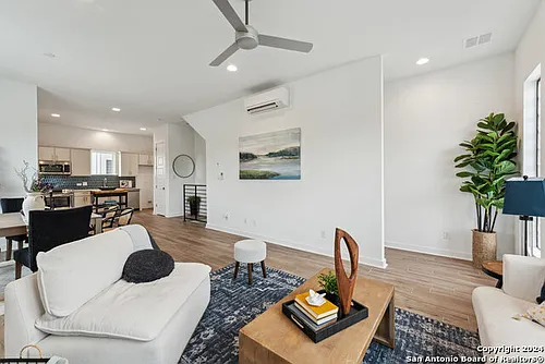 1735 W Gramercy Pl #201 Photo 1