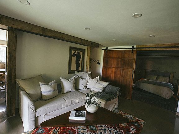 4th image of 325 Parkview Dr