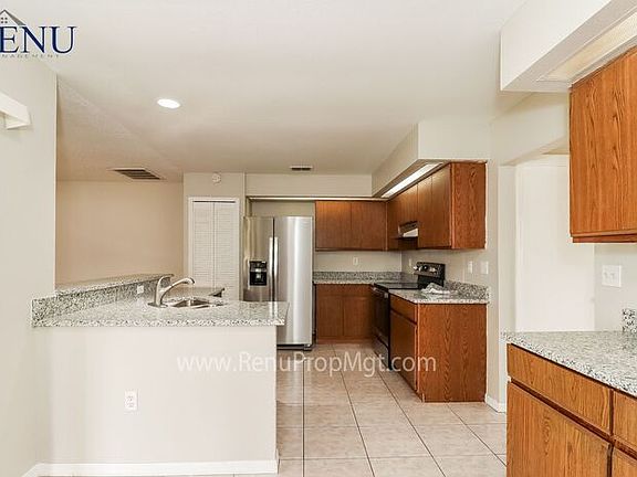 4th image of 32 York Ct