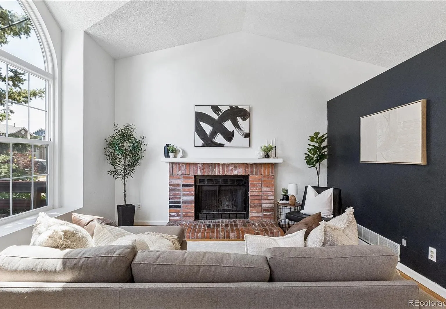 3 bed, 1.0 bath, 1012 sqft, $2,800 — Photo 2