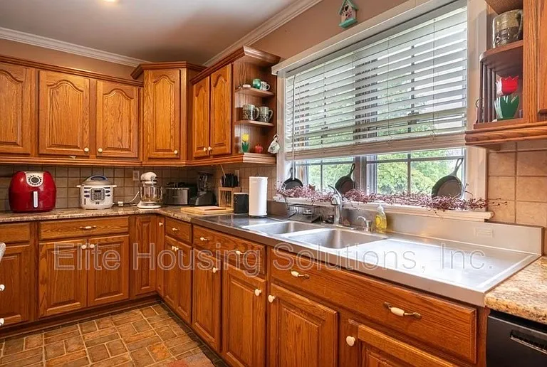 290 W Ridge St — Photo 10